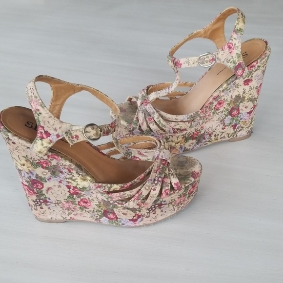 Floral Wedge - Picture 1 of 6
